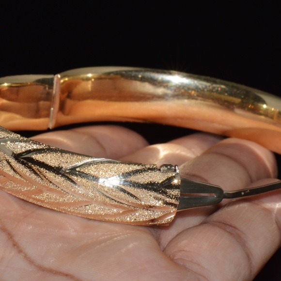 GORGEOUS 14K SOLID GOLD ENGRAVED LEAVES STACKING BANGLE BRACELET - Picture 11 of 14